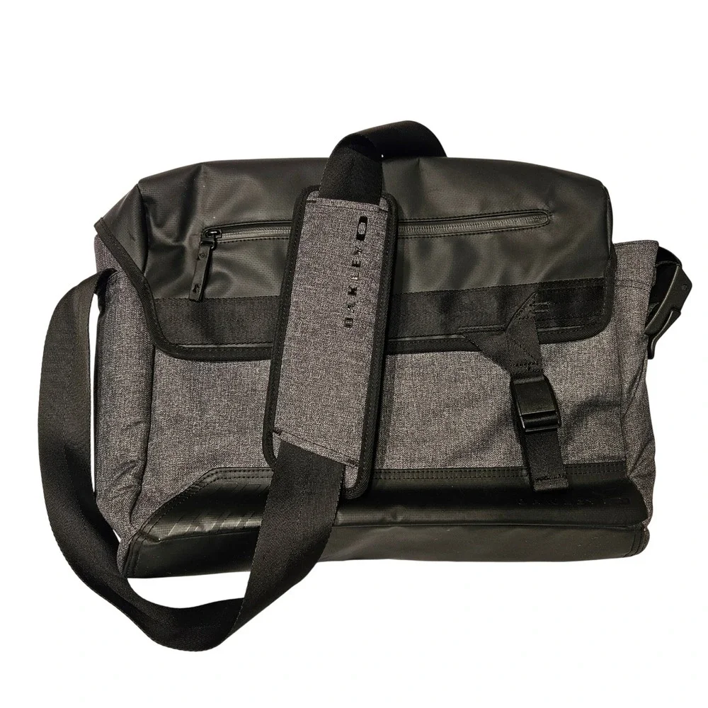 Oakley Halifax Courier Messenger Bag Black Padded Strap Buckle Closure Utility